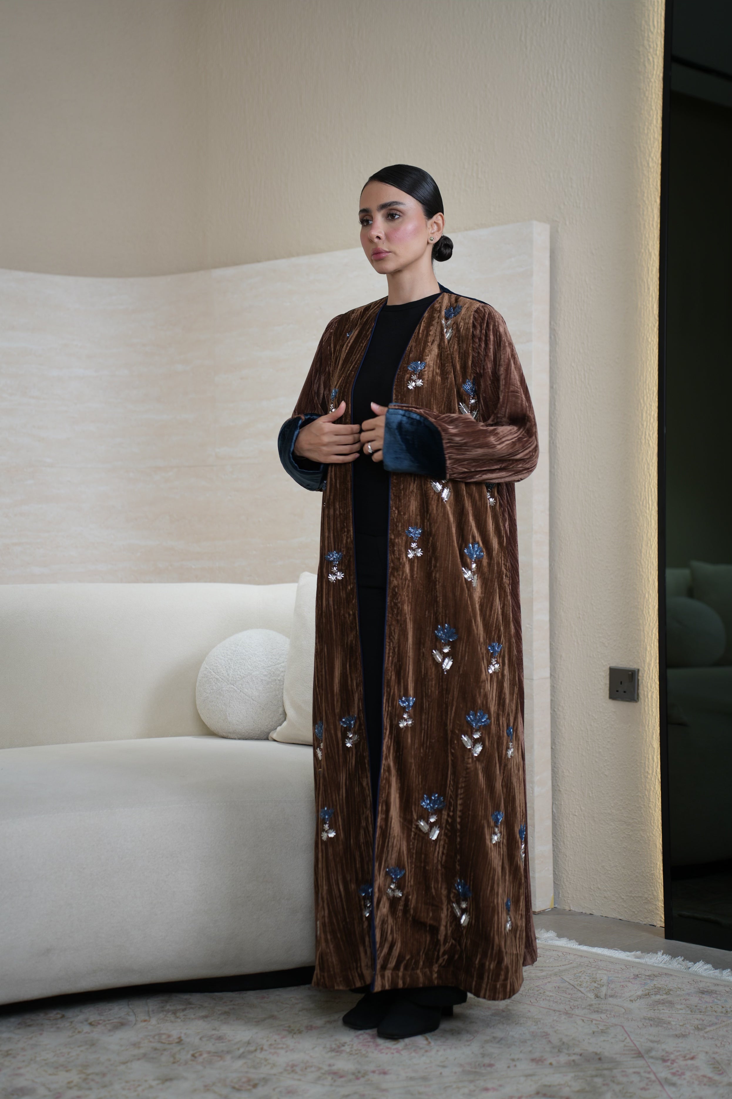 عباية مخمل مشخط مع الشك