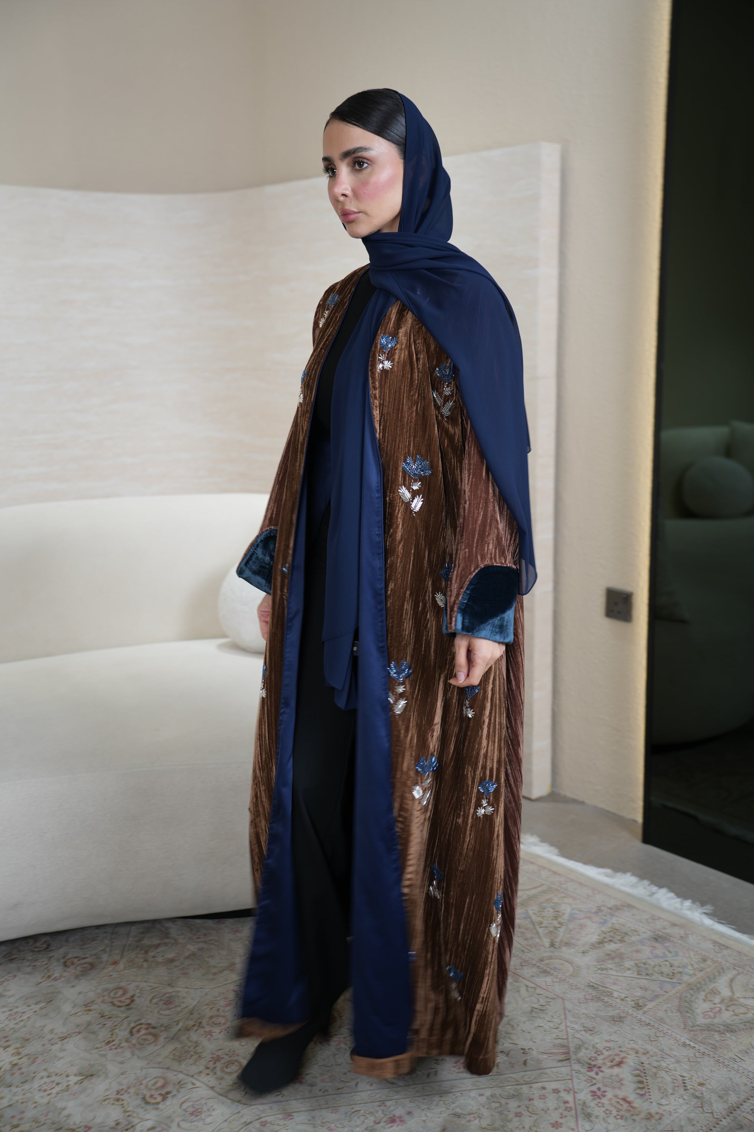 عباية مخمل مشخط مع الشك