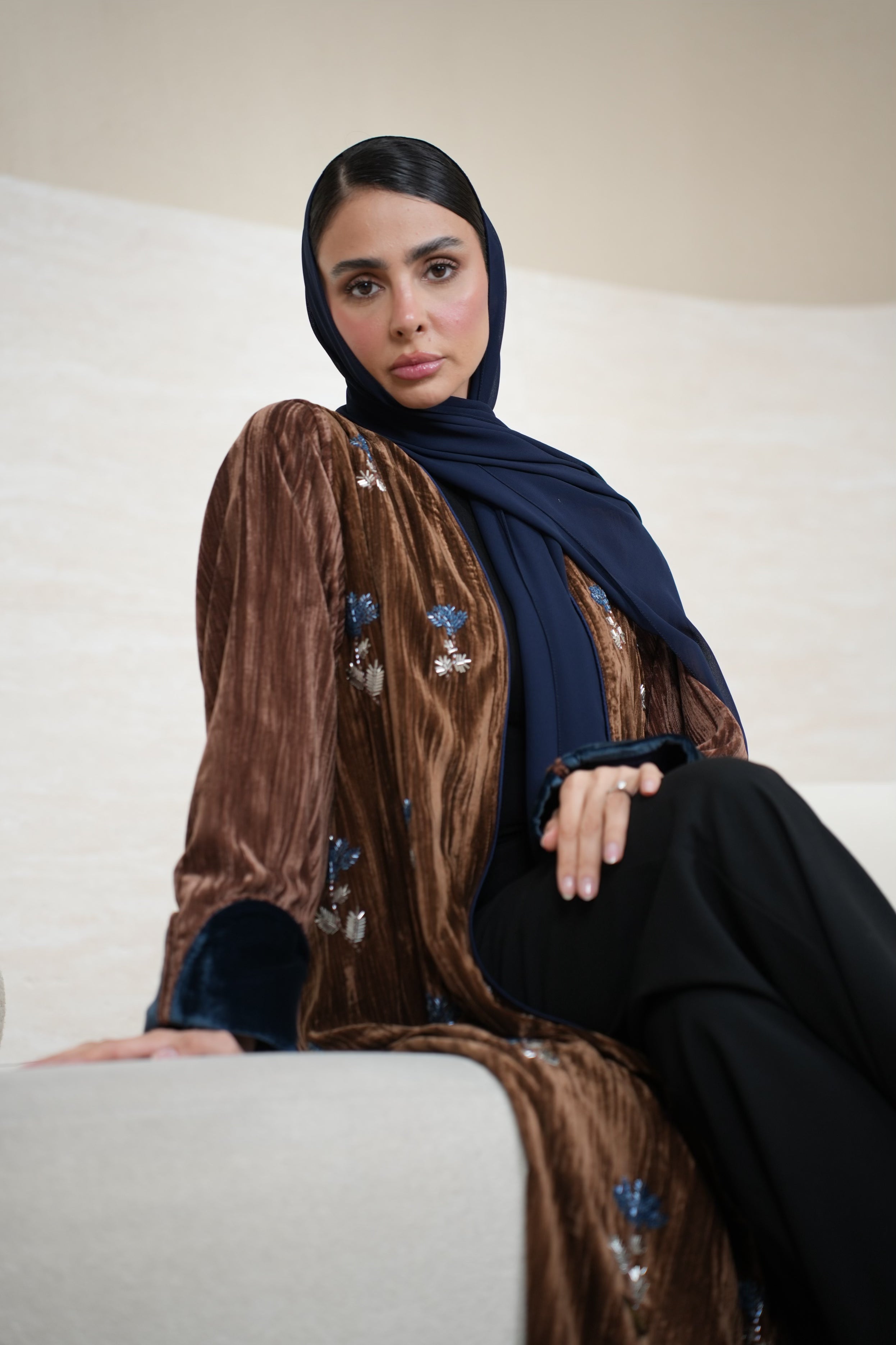 عباية مخمل مشخط مع الشك