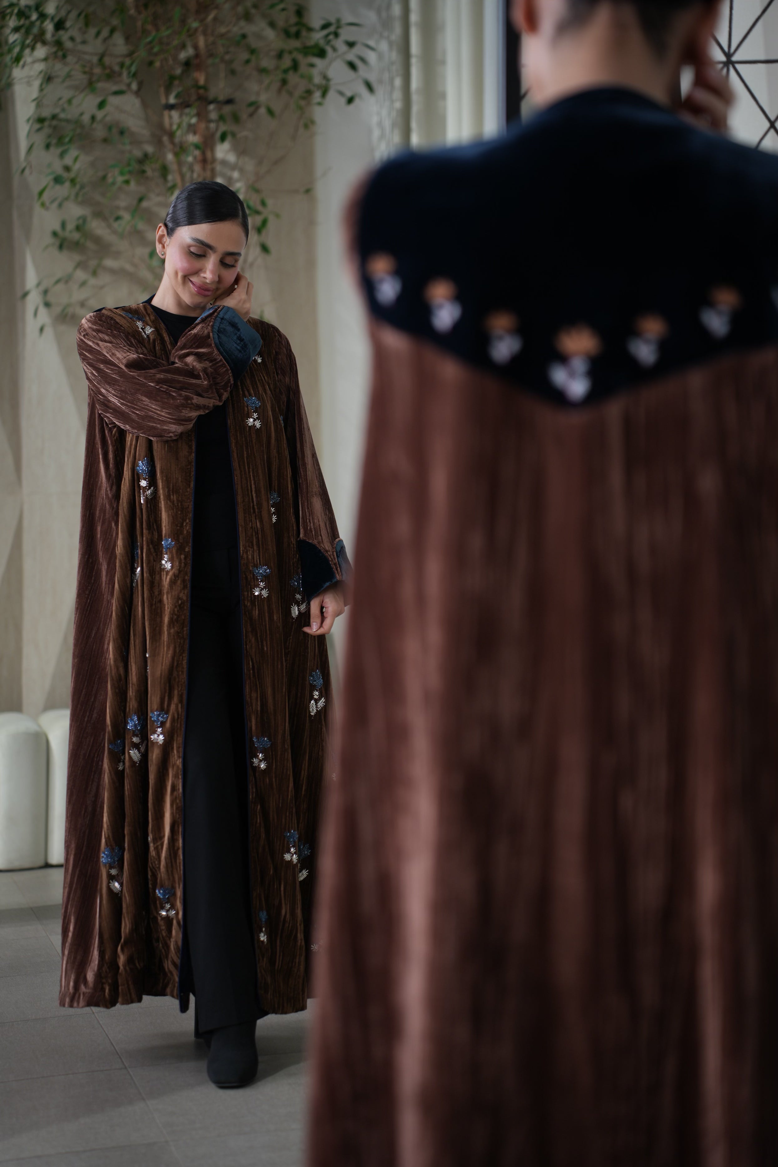 عباية مخمل مشخط مع الشك