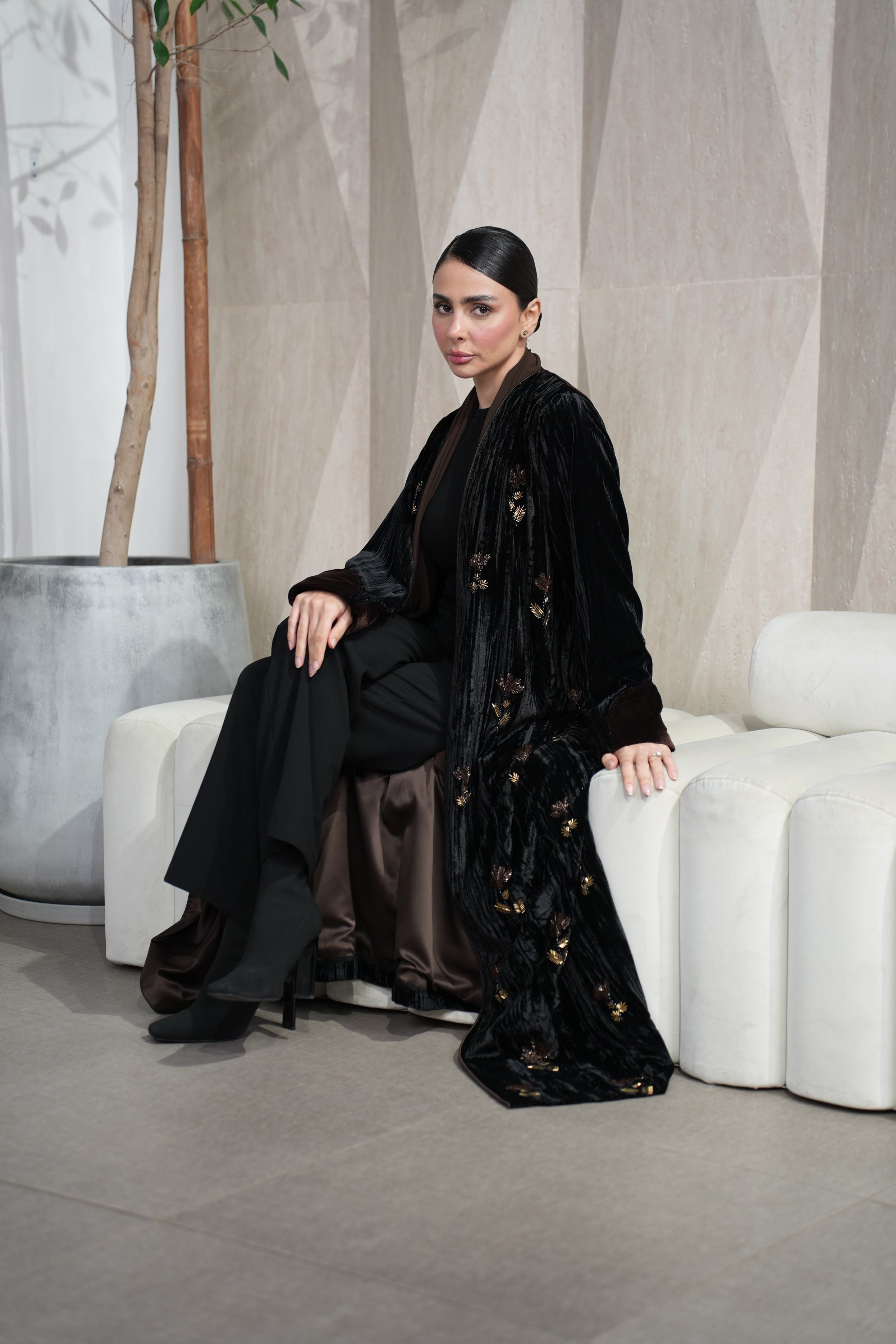 عباية مخمل مشخط مع الشك