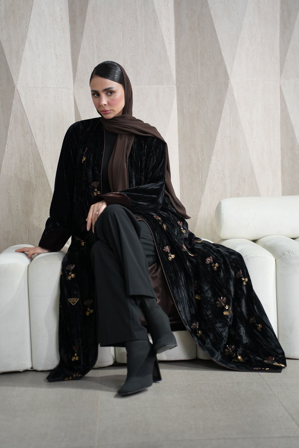 عباية مخمل مشخط مع الشك