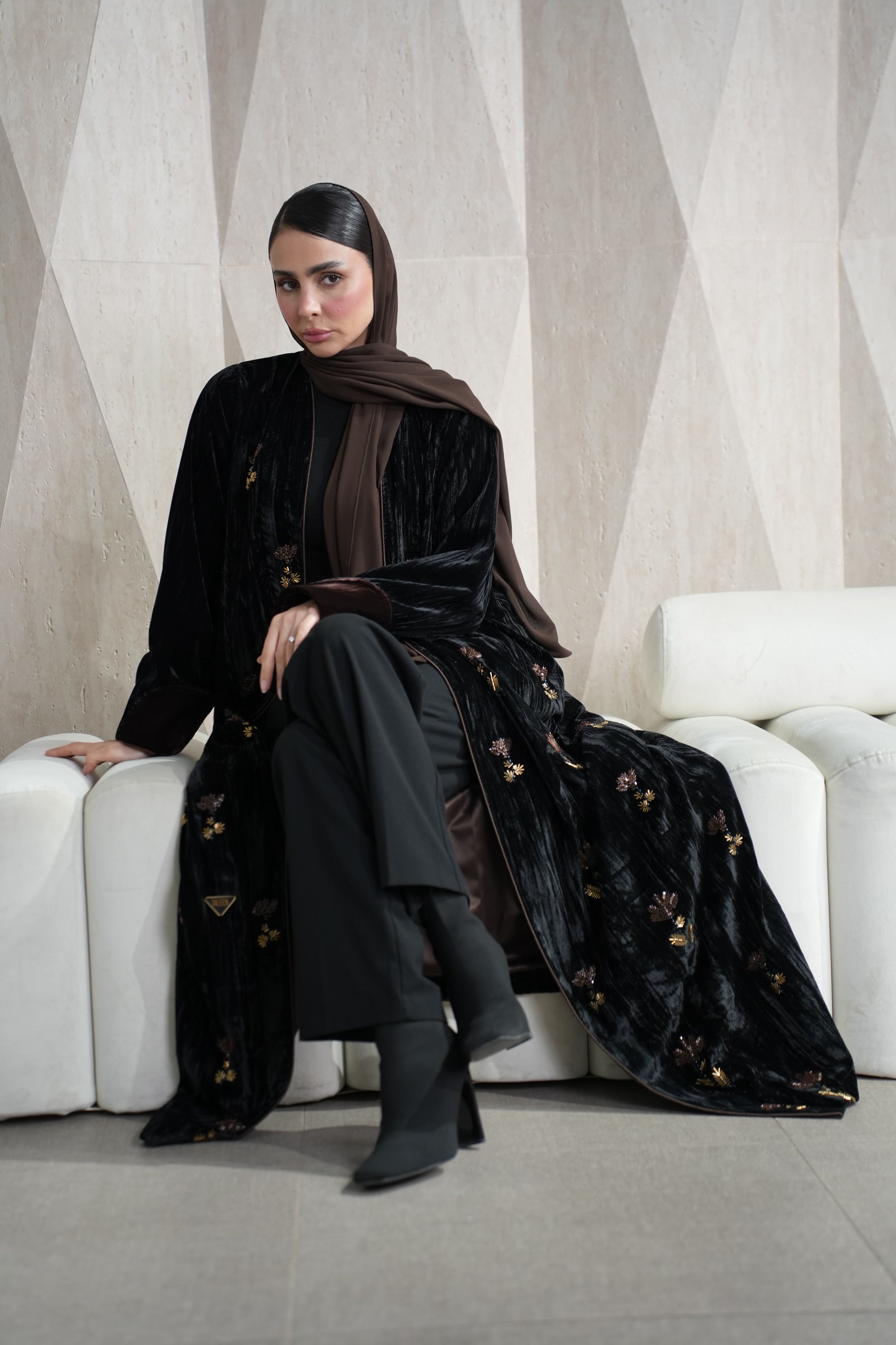 عباية مخمل مشخط مع الشك