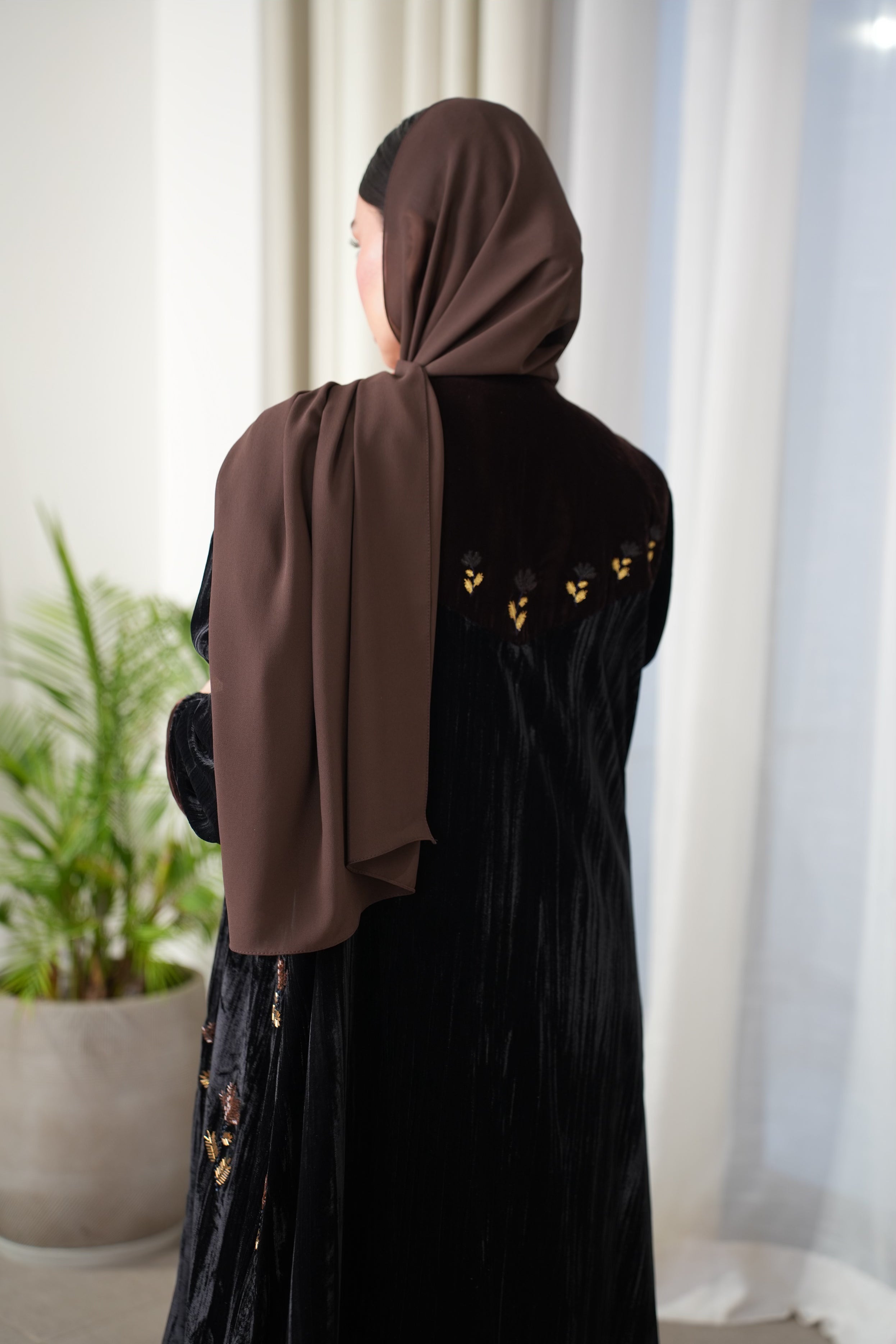 عباية مخمل مشخط مع الشك