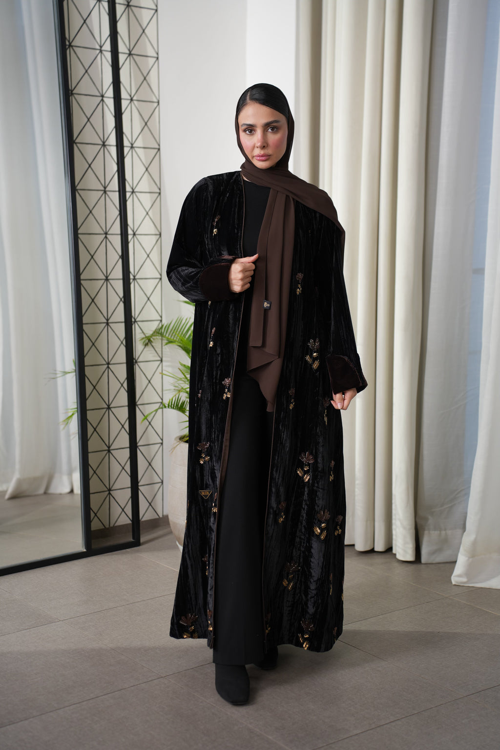 عباية مخمل مشخط مع الشك