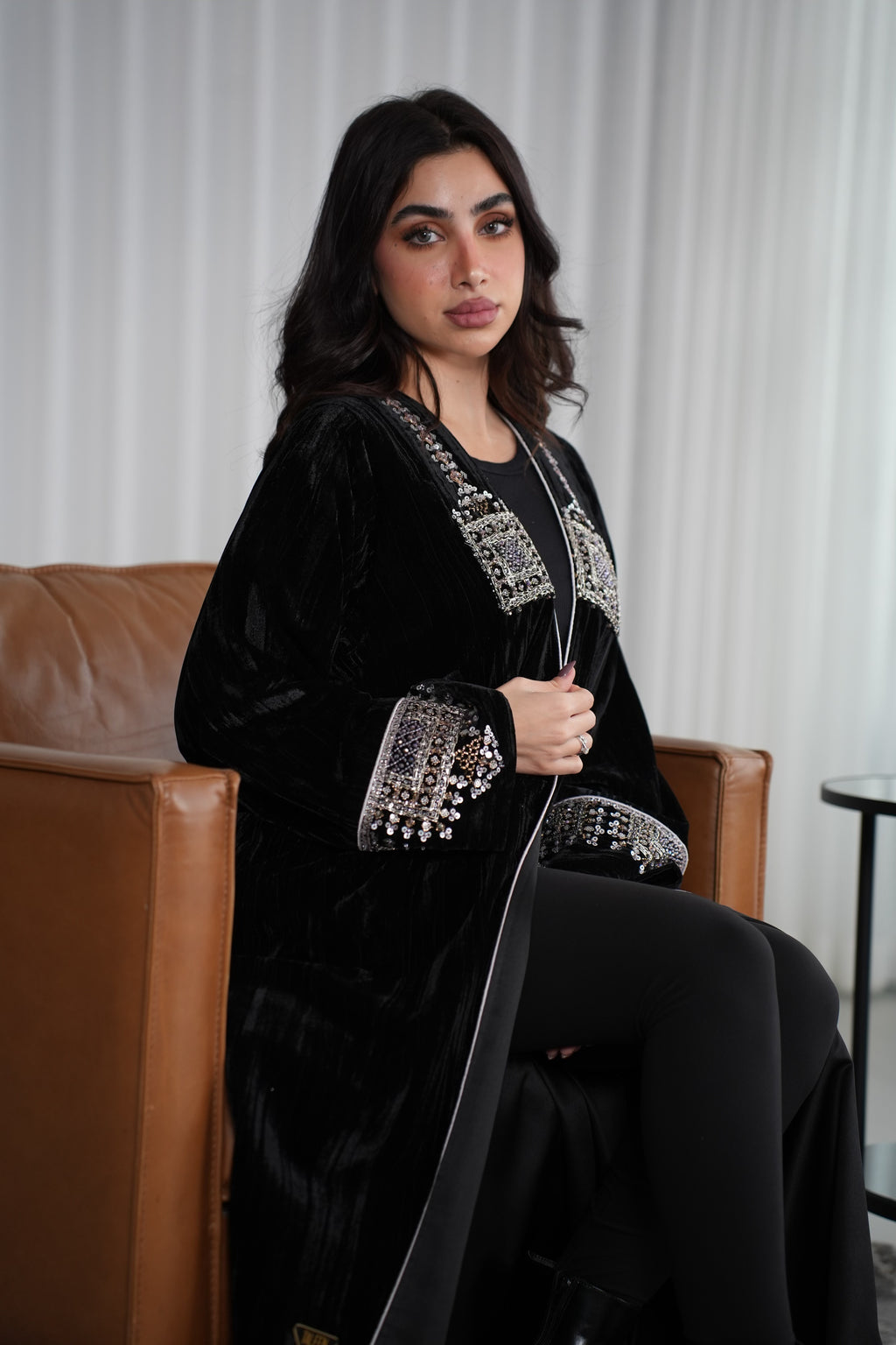 عباية مخمل مع الشك يدوي