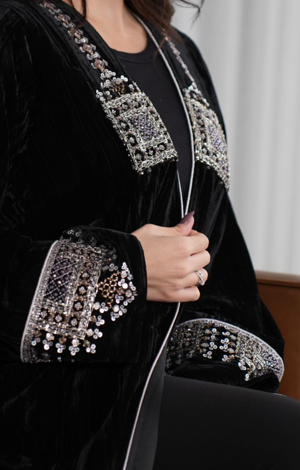 عباية مخمل مع الشك يدوي