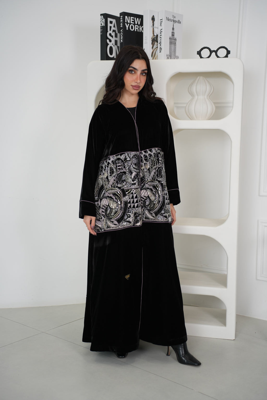 عباية مخمل مع الشك يدوي