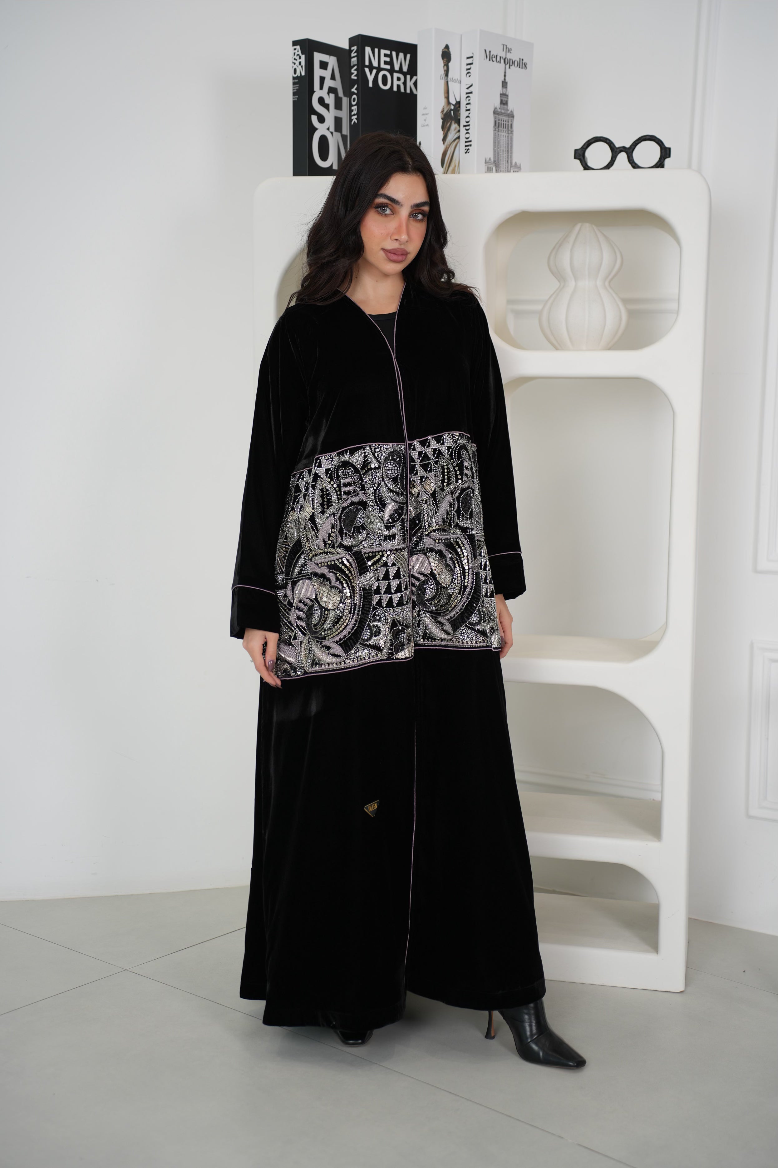 عباية مخمل مع الشك يدوي