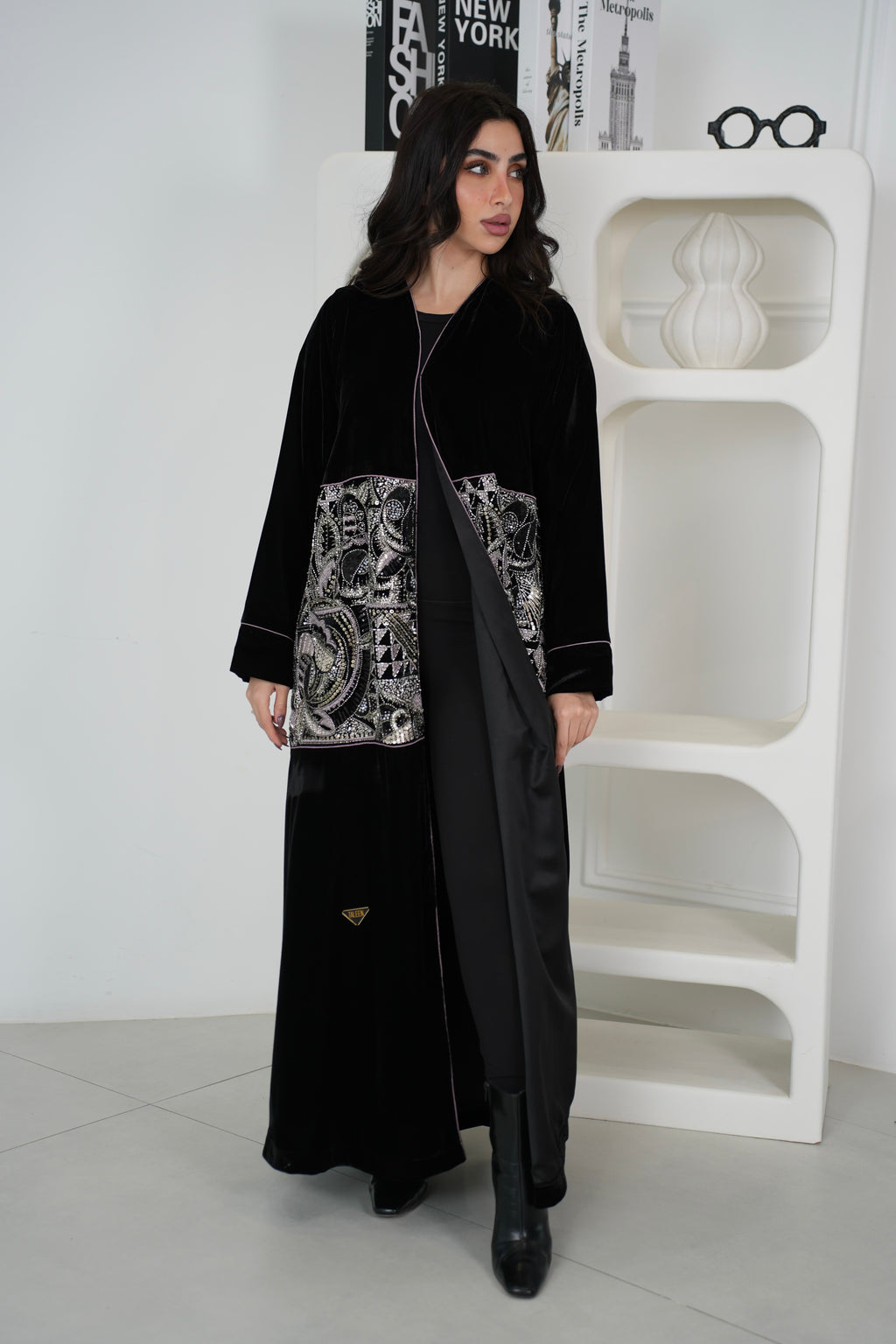 عباية مخمل مع الشك يدوي