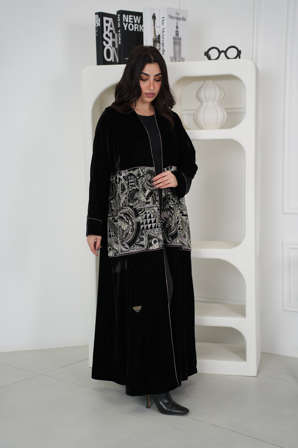 عباية مخمل مع الشك يدوي