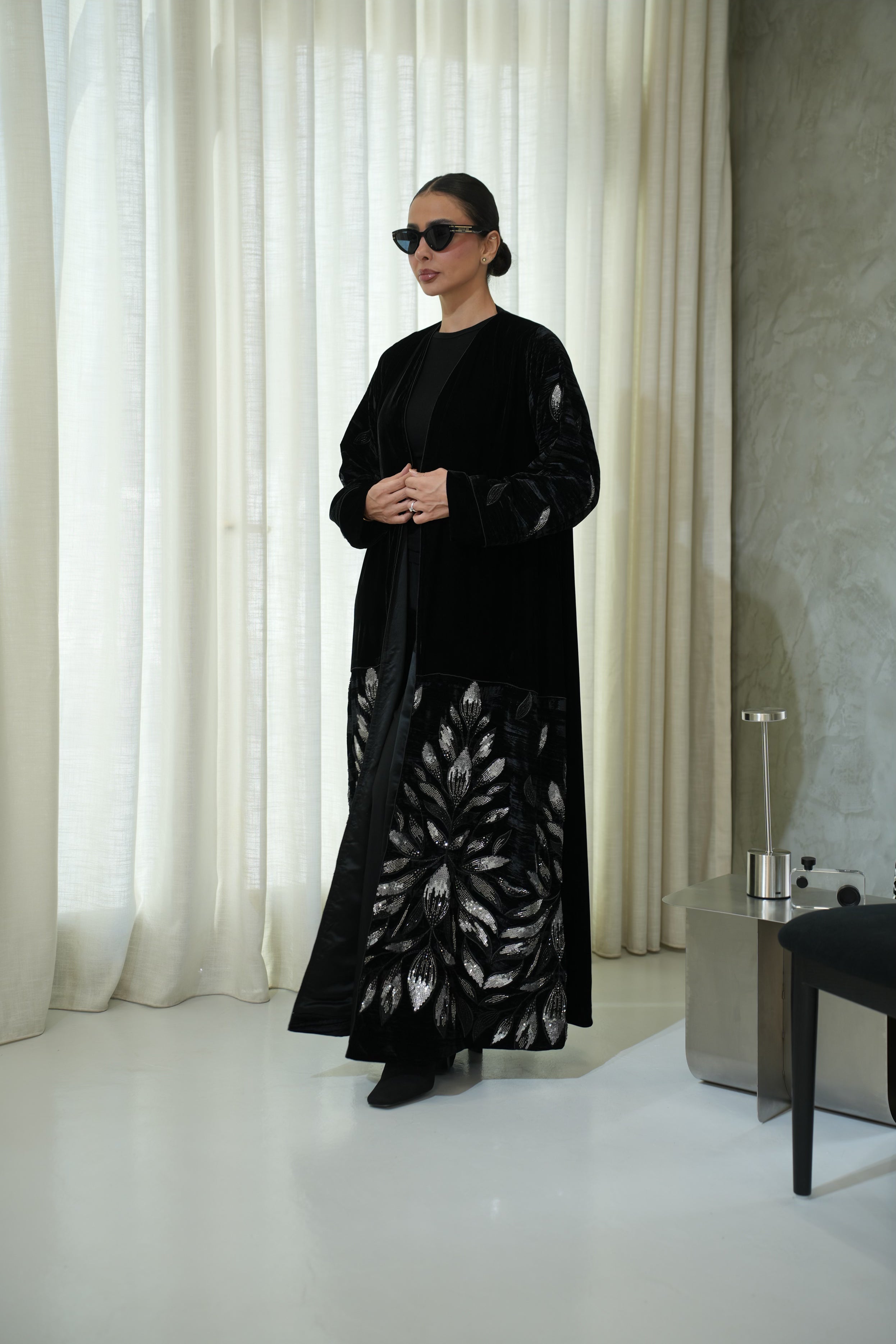 عباية مخمل مع الشك يدوي