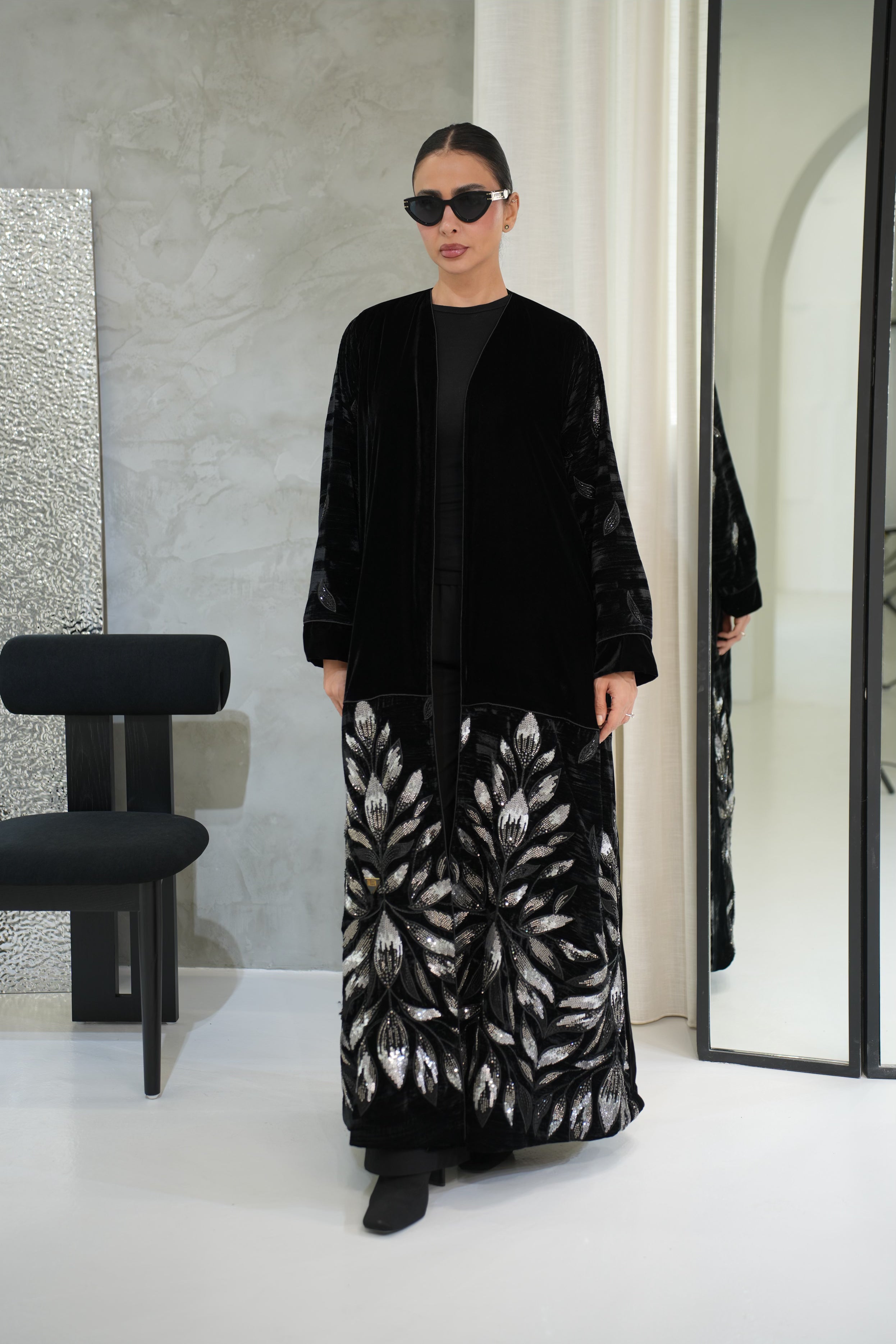 عباية مخمل مع الشك يدوي